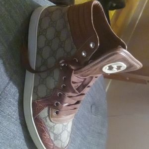 Men's Gucci sneakers. Worn only three times and still look new
